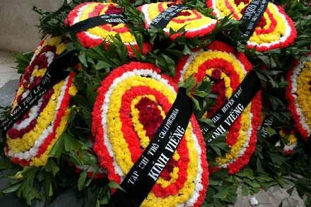 Không mang vòng hoa viếng khi đi tang lễ