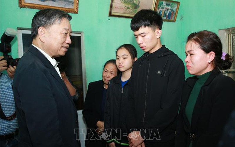 Đồng chí Đại tướng Tô Lâm, Bộ trưởng Công an động viên, chia buồn sự mất mát với thân nhân các chiến sĩ. Ảnh: TTXVN.