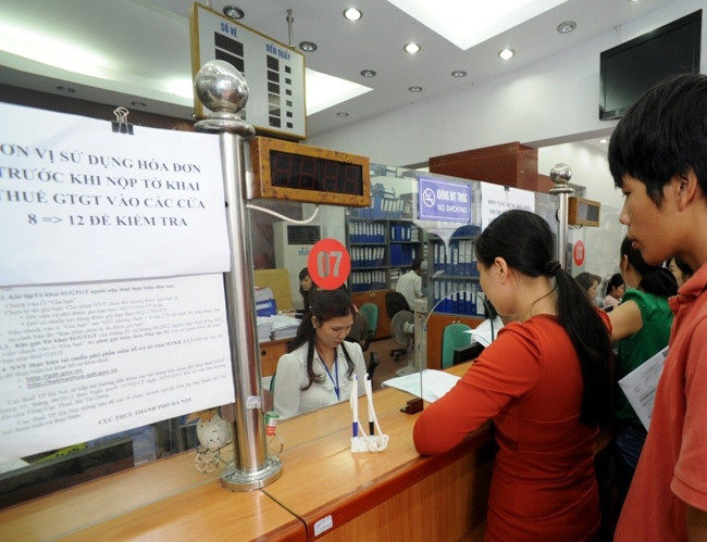 Người dân làm thủ tục thuế tại Chi cục Thuế Ba Đình (TP Hà Nội). Ảnh: Hà thAnh