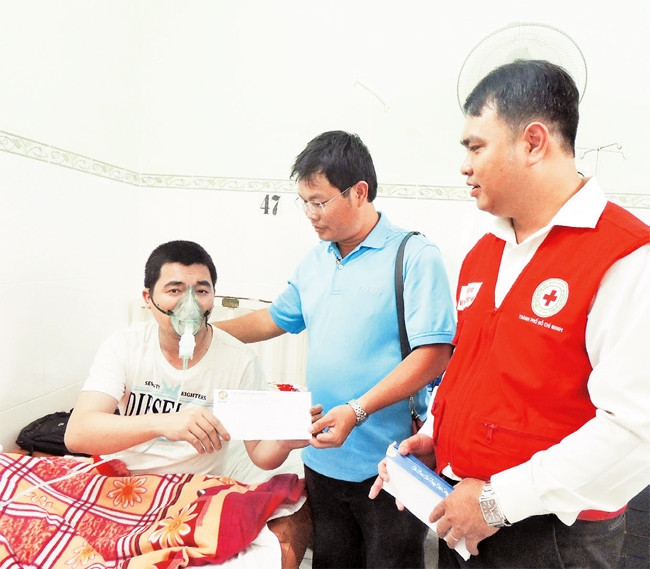 Hội Chữ thập đỏ Bệnh viện Nguyễn Tri Phương thăm, tặng quà nạn nhân điều trị tại bệnh viện sau vụ cháy tại chung cư Carina (quận 8).