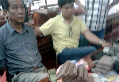 Đinh Xuân Lài cùng tang vật của vụ án. 