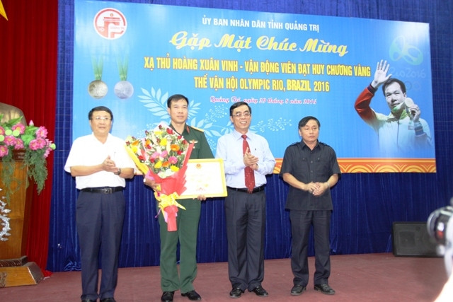 Lãnh đạo tỉnh Quảng Trị tặng bằng khen cho xạ thủ Hoàng Xuân Vinh.