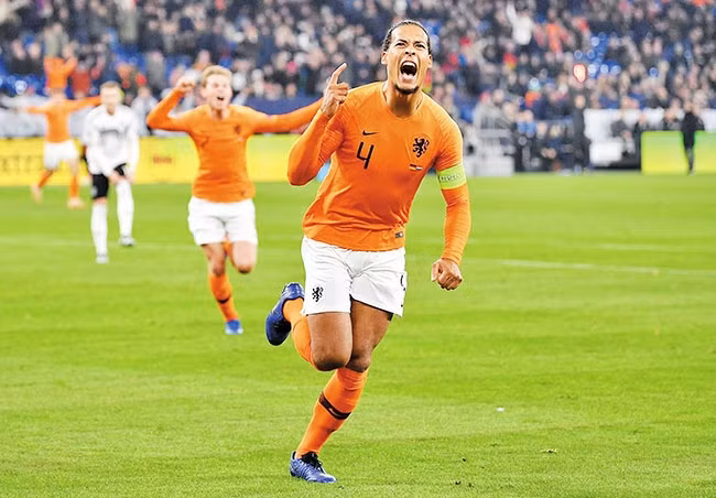 Van Dijk đeo băng đội trưởng ĐTQG Hà Lan.