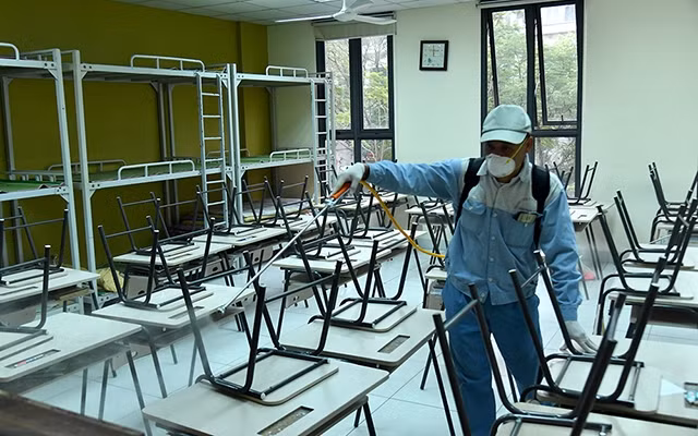 Trong ngày 1-2, nhiều trường học trên địa bàn TP Hà Nội đã đồng loạt tiến hành phun thuốc khử khuẩn phòng chống dịch viêm phổi cấp do 2019-nCoV