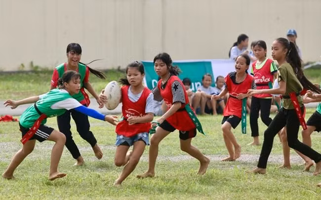 Buổi tập luyện của một đội bóng bầu dục tại huyện Kim Bôi (Hòa Bình).