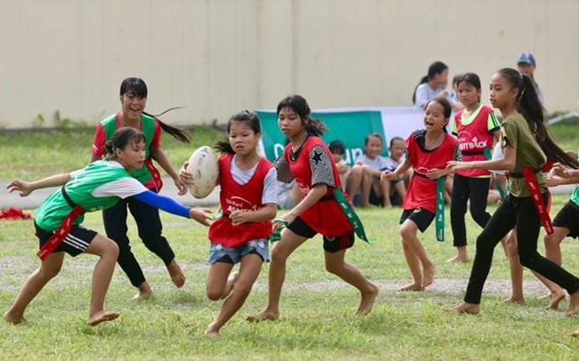 Buổi tập luyện của một đội bóng bầu dục tại huyện Kim Bôi (Hòa Bình).
