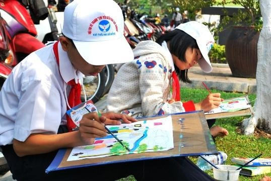 Các em thiếu nhi thể hiện tình yêu Biển, đảo qua những bức tranh của mình
