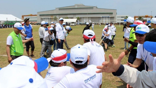 Màn thi kéo co giữa hai đội Việt Nam - Hàn Quốc.