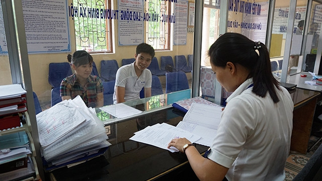 Trong sử dụng cán bộ, nên tạo điều kiện cho lớp trẻ phát triển.