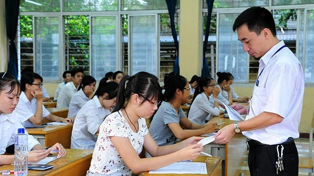 Kiểm tra phiếu dự thi tại Hội đồng thi ĐH Bách khoa Hà Nội.