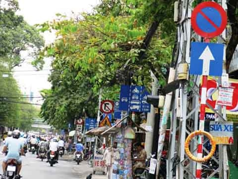 Biển báo đặt quá nhiều, rối rắm, gây ức chế cho người tham gia giao thông.