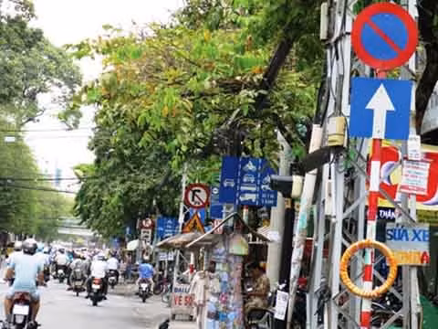 Biển báo đặt quá nhiều, rối rắm, gây ức chế cho người tham gia giao thông.