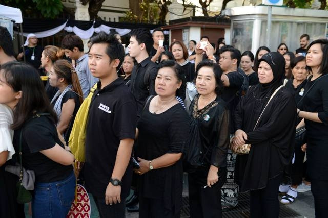 Dòng người chờ đến lượt vào viếng nhà vua.