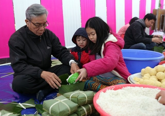 Các em nhỏ hào hứng, phấn khởi phụ giúp người lớn. (Ảnh: Duy Linh)