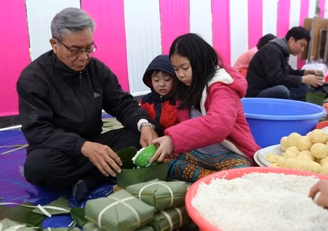 Các em nhỏ hào hứng, phấn khởi phụ giúp người lớn. (Ảnh: Duy Linh)