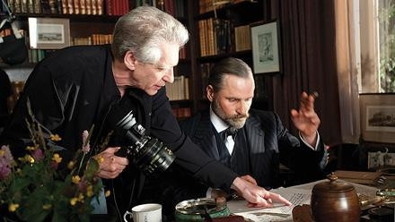 Nhà làm phim Canada David Cronenberg chỉ đạo trong một dự án phim của mình.