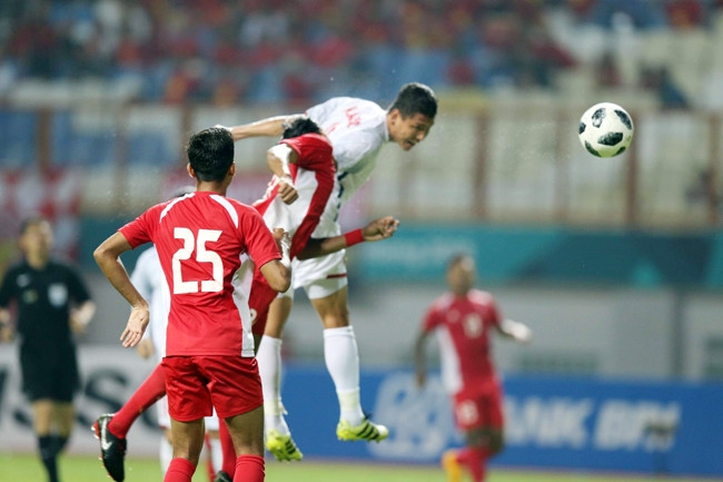 Pha đánh đầu ghi bàn thắng của tiền đạo Anh Đức. Ảnh: PHƯƠNG DŨNG