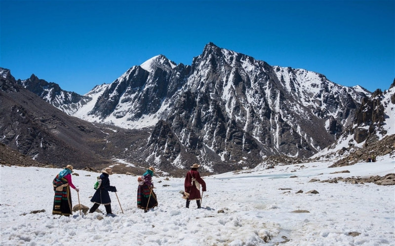 Đi nhiễu Phật (Kora) vòng quanh núi thiêng.