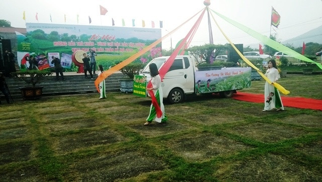 Rước cây chè cổ Tân Cương nhằm tôn vinh người chồng chè và khẳng định thương hiệu chè Tân Cương, Thái Nguyên.