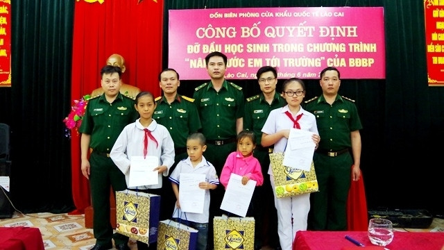 Đồn Biên phòng Cửa khẩu quốc tế Lào Cai nhân đỡ đầu các cháu học sinh nghèo, có hoàn cảnh khó khăn ở khu vực biên giới.