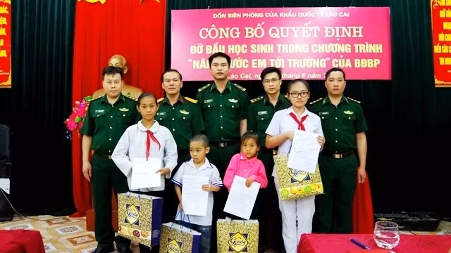 Đồn Biên phòng Cửa khẩu quốc tế Lào Cai nhân đỡ đầu các cháu học sinh nghèo, có hoàn cảnh khó khăn ở khu vực biên giới.