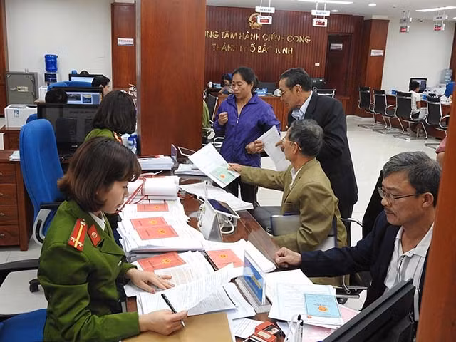 Người dân đến làm thủ tục hành chính tại Trung tâm Hành chính công TP Bắc Ninh.