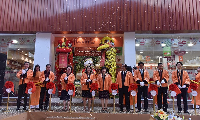 Nghi lễ cắt băng khai trương siêu thị Fuji mart. Ảnh: ĐĂNG ANH