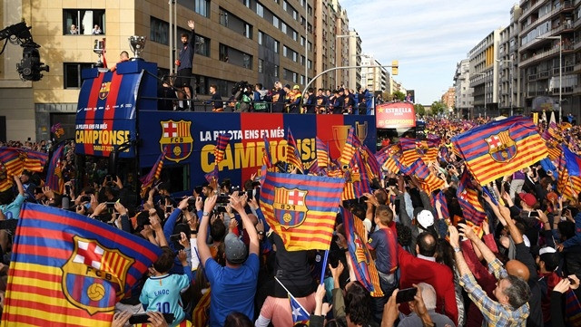 Cổ động viên Barcelona ăn mừng cú đúp danh hiệu của Barca mùa giải 2017-2018 cùng đội bóng con cưng trên đường phố Barcelona, Tây Ban Nha, ngày 30-4.