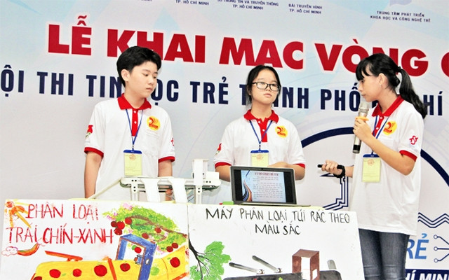 Cuộc thi sáng tạo ứng dụng công nghệ giúp các em học sinh tiếp cận với khoa học từ khi còn ngồi trên ghế nhà trường. Trong ảnh: Học sinh thành phố tham gia cuộc thi Tin học trẻ do Trung tâm Phát triể