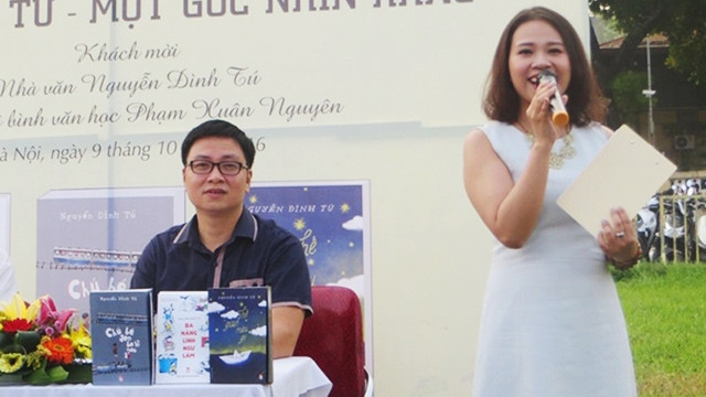 Nhà văn Nguyễn Đình Tú trong một buổi giao lưu quanh những cuốn sách anh viết cho độc giả nhí.