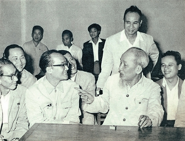 Bác Hồ nói chuyện thân mật với các đại biểu trí thức dự Hội nghị chính trị đặc biệt, tháng 3-1964. Ảnh tư liệu