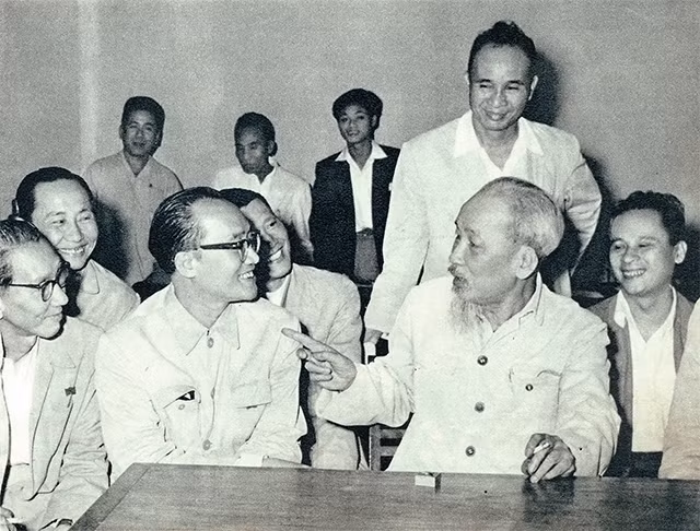 Bác Hồ nói chuyện thân mật với các đại biểu trí thức dự Hội nghị chính trị đặc biệt, tháng 3-1964. Ảnh tư liệu