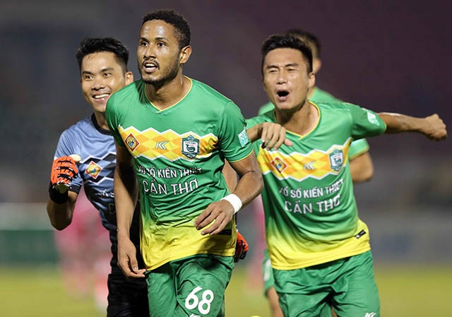 Tiền đạo người Brazil Wander Luiz tỏa sáng với hai cú sút xa tuyệt đẹp mang về ba điểm cho XSKT Cần Thơ.