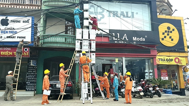 Công nhân Điện lực Thanh Hóa cải tạo hạ tầng lưới điện.