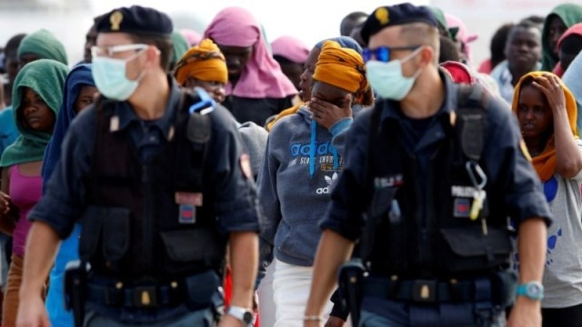 Người nhập cư rời tàu Dignity tại cảng Augusta, Sicilia, Italia, ngày 19-10-2016. (Ảnh: Reuters)