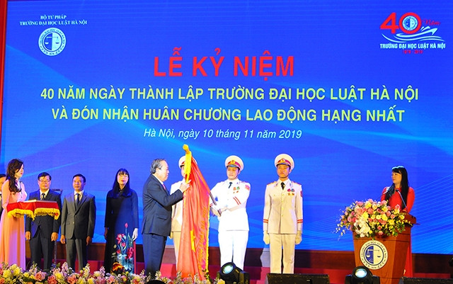 Phó Thủ tướng Trương Hòa Bình trao Huân chương Lao động hạng Nhất cho Trường đại học Luật Hà Nội.