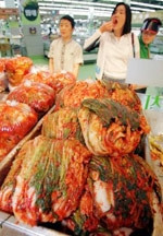 Nếm kim chi tại một
siêu thị ở Hàn Quốc.