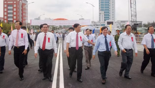 Thường trực Ban Bí thư Lê Hồng Anh (hàng đầu, thứ hai từ trái qua) khánh thành cây cầu Ba Tháng Hai 