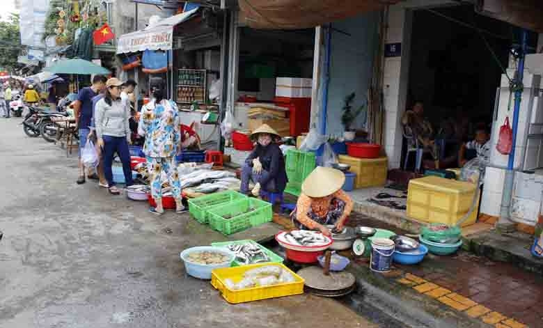 Chợ tự phát Xóm Lưới tồn tại nhiều năm nay gây mất trật tự, an toàn giao thông và mỹ quan đô thị.