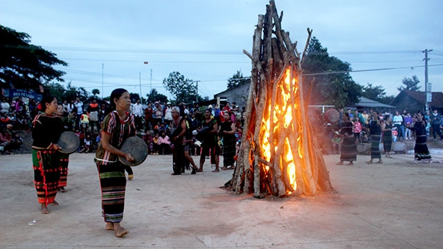 Dân làng vui hội Tăm Blang M’prang Bon bên đống lửa hồng.