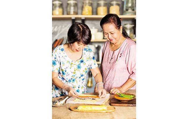 Mẹ con Nghệ nhân Nguyễn Thị Phiên và Phương Nhi.