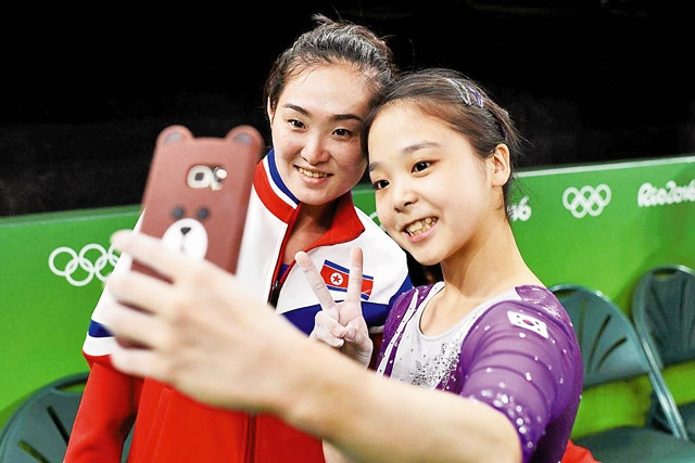 Bức hình xóa tan rào cản của hai VĐV Hàn Quốc và Triều Tiên. Ảnh: Reuters