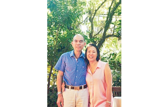 Chị Thúy Quỳnh và bếp trưởng Lê Cường trong khu vườn xanh mát của Le Tonkin.