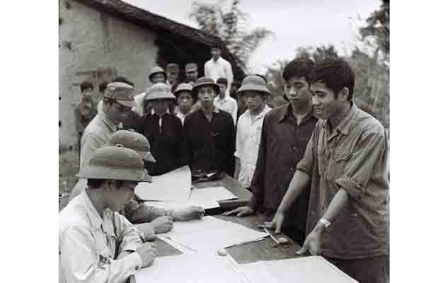 Thanh niên đăng ký sẵn sàng nhập ngũ. (Ảnh TRẦN MẠNH THƯỜNG)