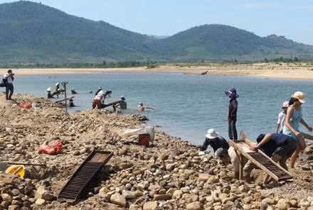 Do các hồ thủy điện tích nước, nhiều đoạn sông Ba cạn kiệt, người dân đua nhau khai thác cát, đá cảnh, vàng...