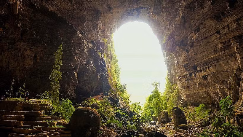 Vẻ đẹp kỳ vĩ của Hang Tiên, một trong những hang lớn nhất thuộc hệ thống hang động Tú Làn.