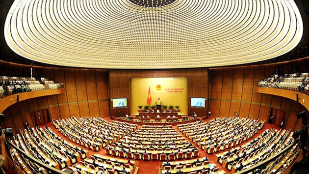 Phòng Diên Hồng, phòng họp chính, nằm ở trung tâm tòa nhà với hình dáng cơ bản là hình tròn, gồm hai tầng (tầng một 575 ghế ngồi của đại biểu, tầng hai phía sau có 390 ghế ngồi cho khách và đại biểu d