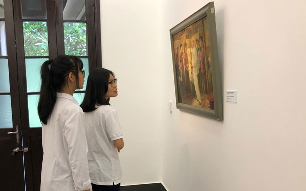 Các em học sinh tham quan triển lãm.