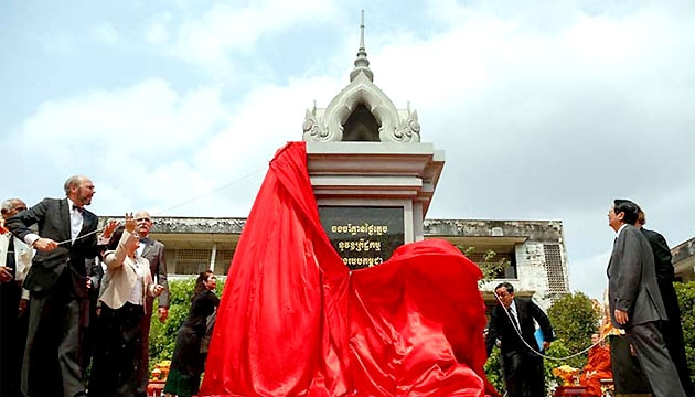 Đài tưởng niệm nằm trong Bảo tàng diệt chủng Toul Sleng từng là nhà tù an ninh S21 khét tiếng tàn bạo dưới thời Khmer Đỏ. (Ảnh: Cambodia Daily)