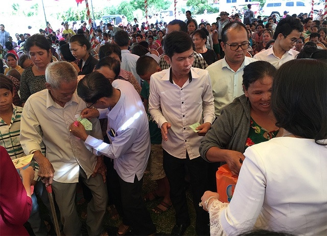 500 suất quà tặng người nghèo và học sinh tỉnh Kandal.